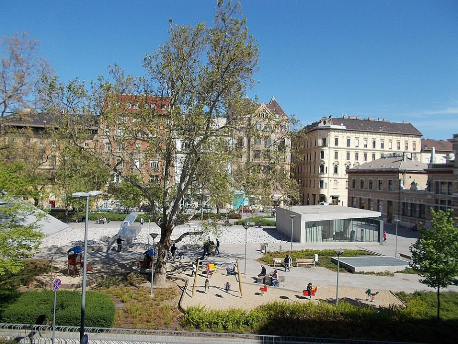 View_to_the_square_from_Jelky_School._Playground_and_metro_station_._-_Rákóczi_Square,_Budapest_.JPG